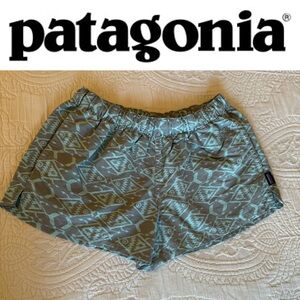Patagonia Women’s XS Barely Baggies Short Turquoise and Grey Subtle Fish Pattern